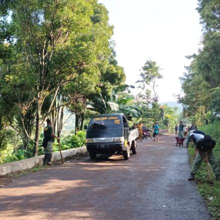 Antisipasi Cuaca Buruk Pemdes Nagreg Kendan Melaksanakan Kerja Bakti